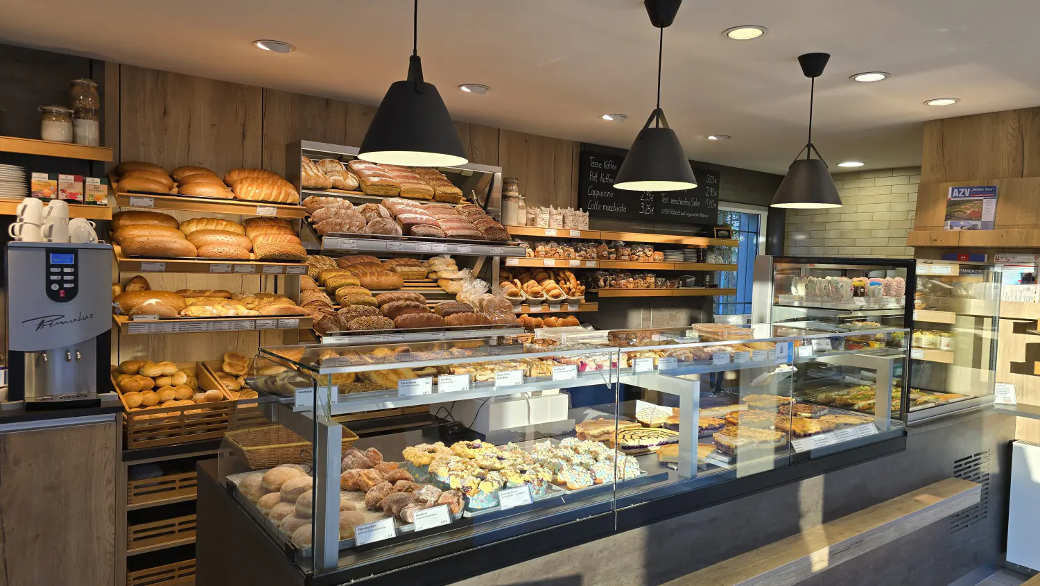 Frische Brötchenauslage in der Hauptfiliale der Landbäckerei Friedrich in Freital-Weißig