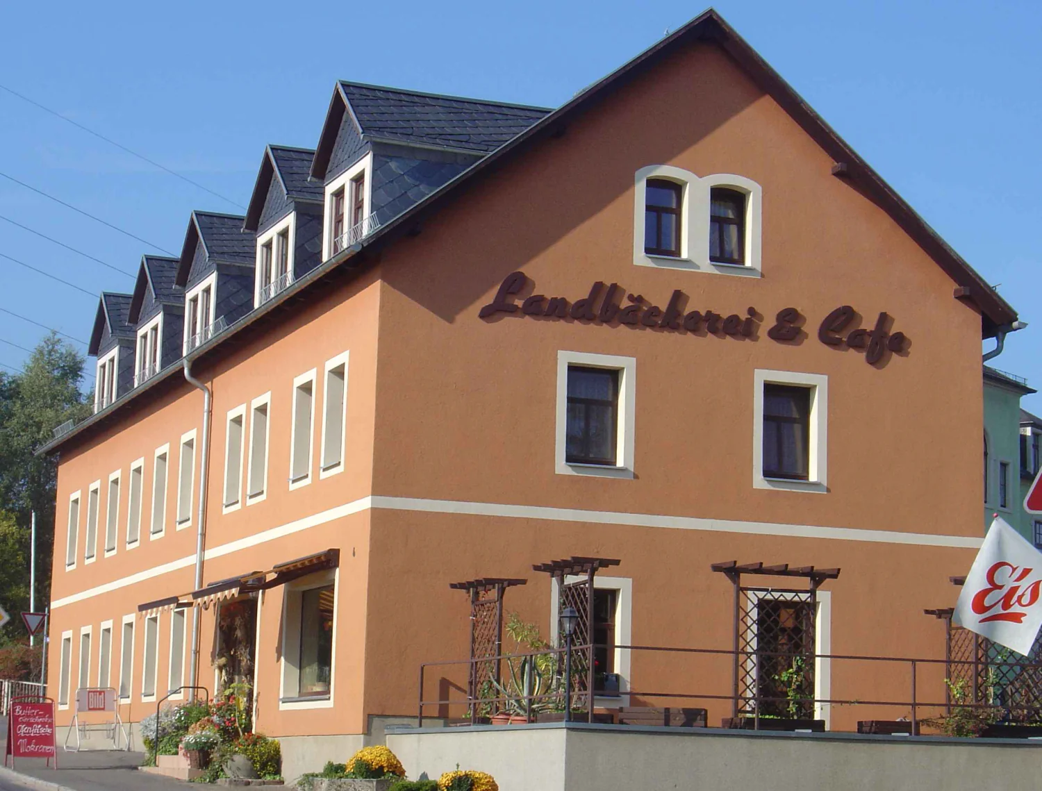 Außenansicht der Hauptfiliale der Landbäckerei Friedrich in der Hauptstraße 6 in Freital-Weißig
